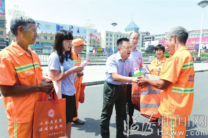 曲沃:送清涼 送健康 慰問(wèn)環(huán)衛(wèi)工人