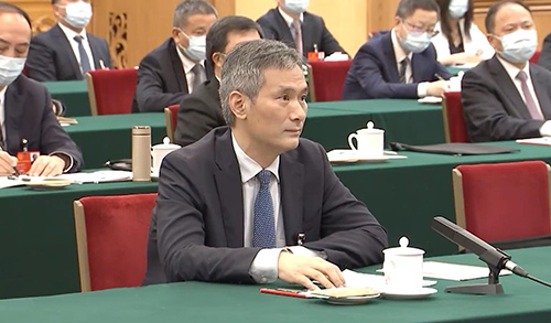 全國(guó)人大代表，湖北省十堰市太和醫(yī)院黨委書記、院長(zhǎng)羅杰向總書記做匯報(bào)。