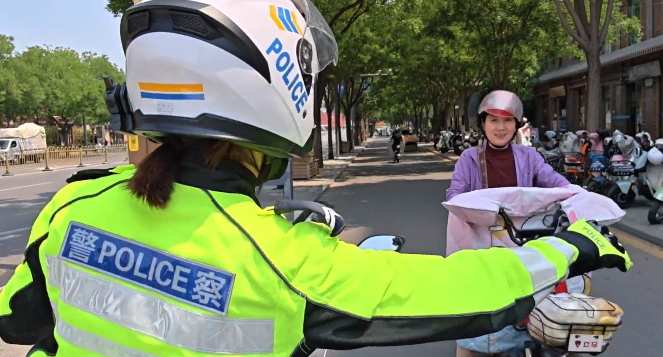 又甜又颯！臨汾女鐵騎街頭溫柔“喊話”