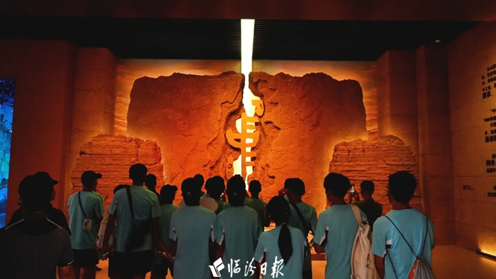 打卡臨汾！網(wǎng)球運(yùn)動員走進(jìn)…