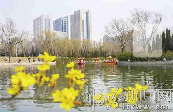 花香聞水榭 枝兒小 春偏好